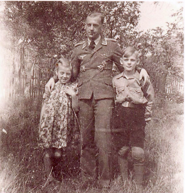 Soldaat Blochberger met broer en zus