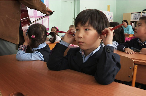 Ernst Reijseger speelt op de muziekschool 