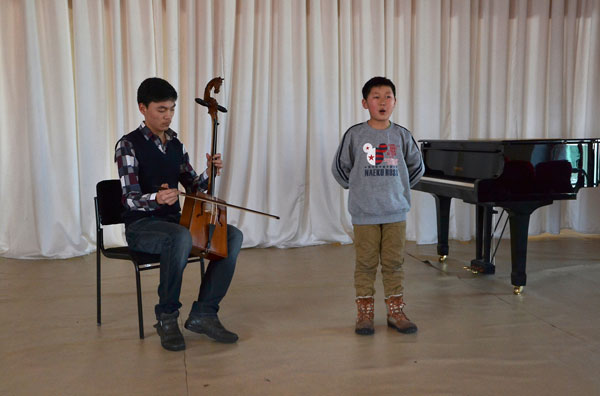 Tomor zing met begeleiding een Long Song